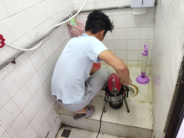 滴道管道堵塞冒臭气 专业师傅现场解决问题