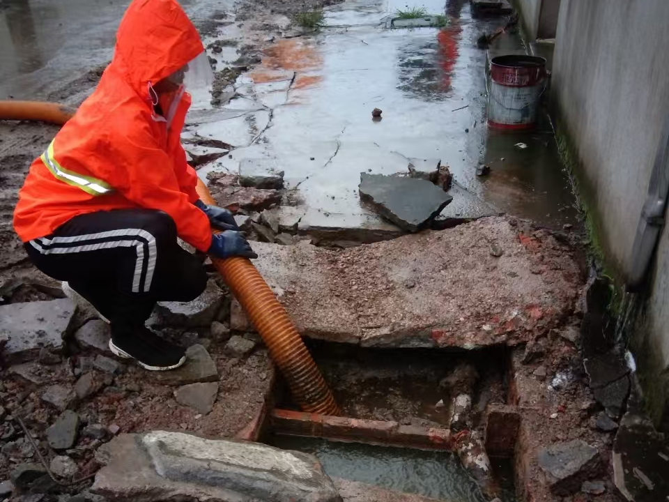 滴道专业清理污水池 炜誉市政以规范流程守护城市 “肠道”