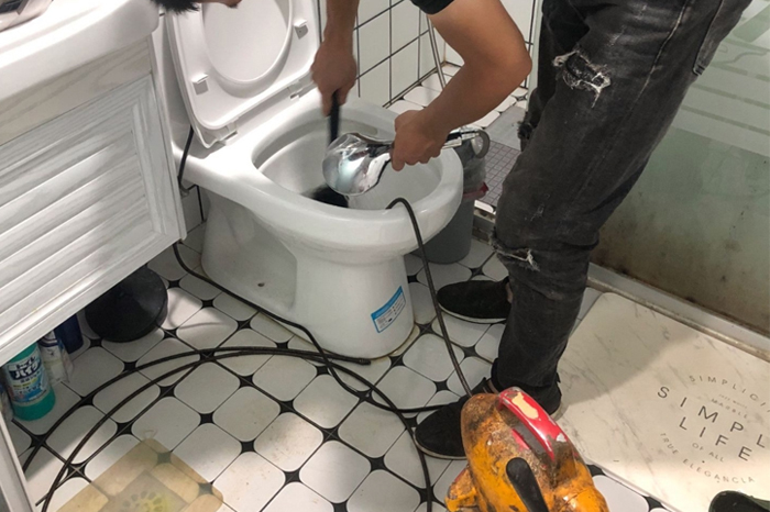 滴道马桶堵塞自己疏通还是找师傅?专业上门服务让你省时更省心